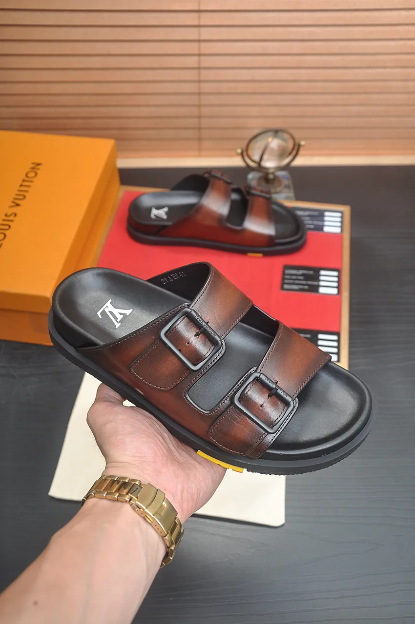 Men's shoes 💰400💶 [Louis Vuitton LV slippers] (high-end cowhide) counter 1:1 fashion style, a must-have for summer! The designer used LV’s iconic outsole. The original simple slippers instantly become fashionable! The upper is made of flexible special cowhide leather straps alternately, and the workmanship is exquisite! A must-have for stylish men in summer, size 38-45 (45 customized)